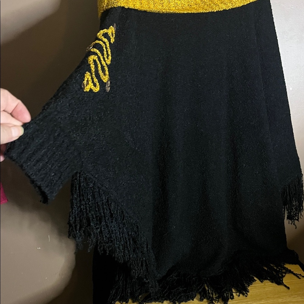 šVintage Cape shawl made in Canada - Picture 5 of 8